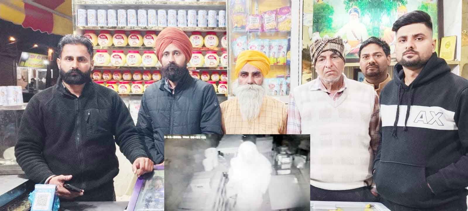 ਚੋਰ ਡੇਅਰੀ ਦੀ ਕੰਧ ਪਾੜ ਕੇ ਸਾਢੇ 3 ਲੱਖ ਦੀ ਨਕਦੀ ਤੇ ਦੇਸੀ ਘਿਓ ਲੈ ਕੇ ਫਰਾਰ, ਘਟਨਾ cctv ''ਚ ਕੈਦ