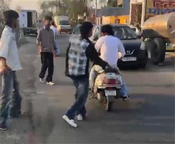 youth surrounded  robbed of cash and ring