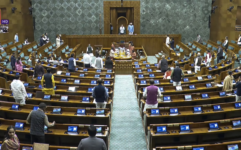 ਲੋਕ ਸਭਾ ''ਚ ਹੰਗਾਮਾ: ਸਪੀਕਰ ਓਮ ਬਿਰਲਾ ਨੇ ਸਦਨ ਦੀ ਕਾਰਵਾਈ ਤੋਂ ਬਣਾਈ ਦੂਰੀ, ਵਿਰੋਧੀ ਧਿਰ ਦਾ ਵਾਕਆਊਟ