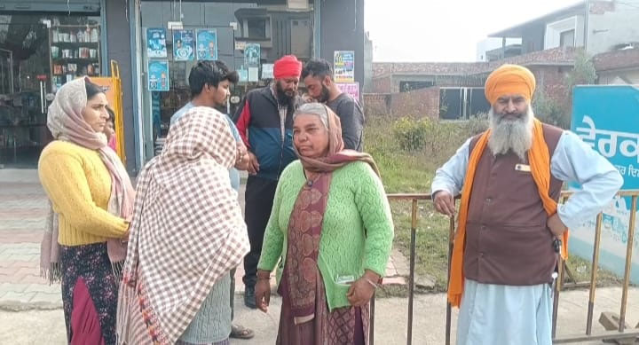 ਸਕੂਟਰੀ ਪਿੱਛੇ ਬੈਠੀ ਔਰਤ ਦੀਆਂ ਦੋਵੇਂ ਕੰਨਾਂ ਦੀਆਂ ਵਾਲੀਆਂ ਝਪਟੀਆਂ