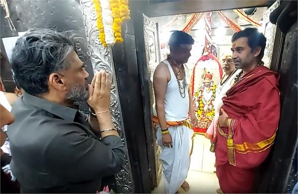 suniel shetty offers prayers at mahakaleshwar temple