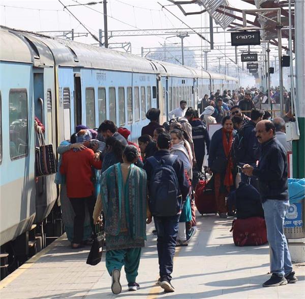 trains continue to arrive late