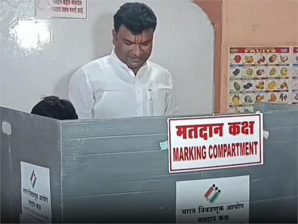 candidate  son  vote  maharashtra  election rules  policeman  suspended