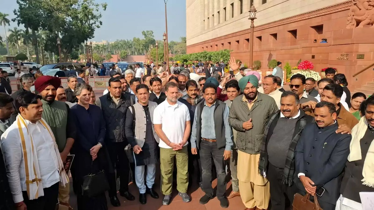 ਮੁਅੱਤਲ ਸੰਸਦ ਮੈਂਬਰਾਂ ਦੀ ਬਹਾਲੀ ਲਈ ਕਾਂਗਰਸ ਵਲੋਂ ਕੰਪਲੈਕਸ ਦੇ ਬਾਹਰ ਵਿਰੋਧ ਪ੍ਰਦਰਸ਼ਨ