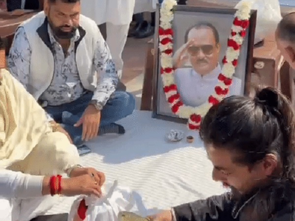 ਹਰਿਦੁਆਰ ''ਚ ਜਲ ਪ੍ਰਵਾਹ ਕੀਤੀਆਂ ਗਈਆਂ ਅਜੀਤ ਪਵਾਰ ਦੀਆਂ ਅਸਥੀਆਂ