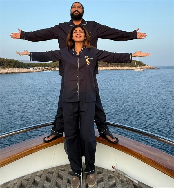 shilpa shetty  raj kundra mark valentine  s day   titanic   style