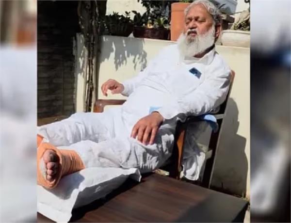 anil vij legs fractured