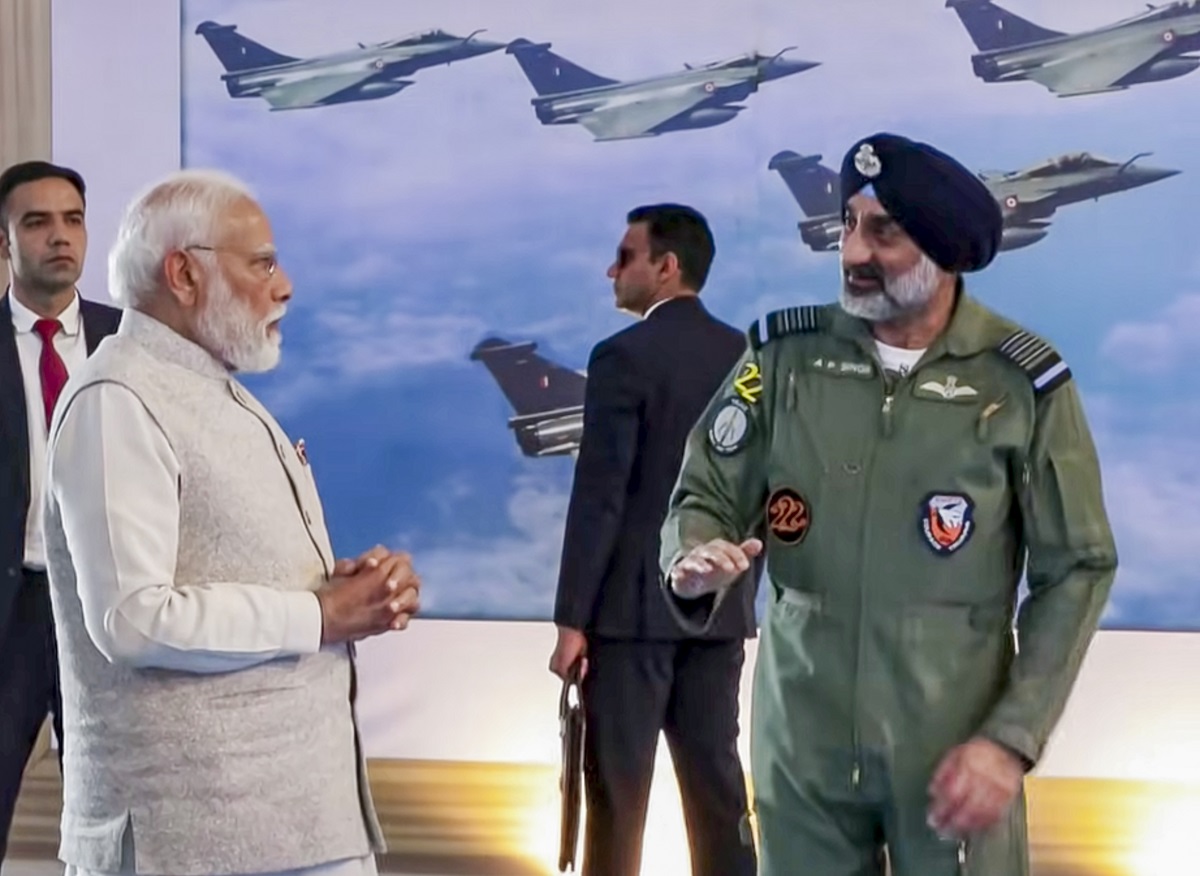 PM ਮੋਦੀ ਨੇ ਆਸਾਮ ''ਚ ਉੱਤਰ-ਪੂਰਬ ਦੇ ਪਹਿਲੇ ਹਾਈਵੇਅ ਐਮਰਜੈਂਸੀ ਰਨਵੇਅ ਦਾ ਕੀਤਾ ਉਦਘਾਟਨ