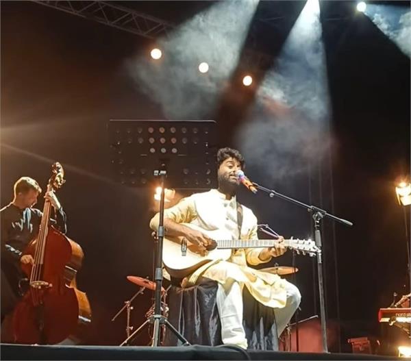 arijit singh surprises fans with live performance at kolkata concert