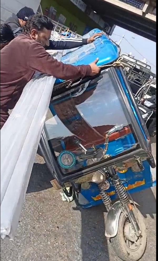 overloaded e rickshaw overturns