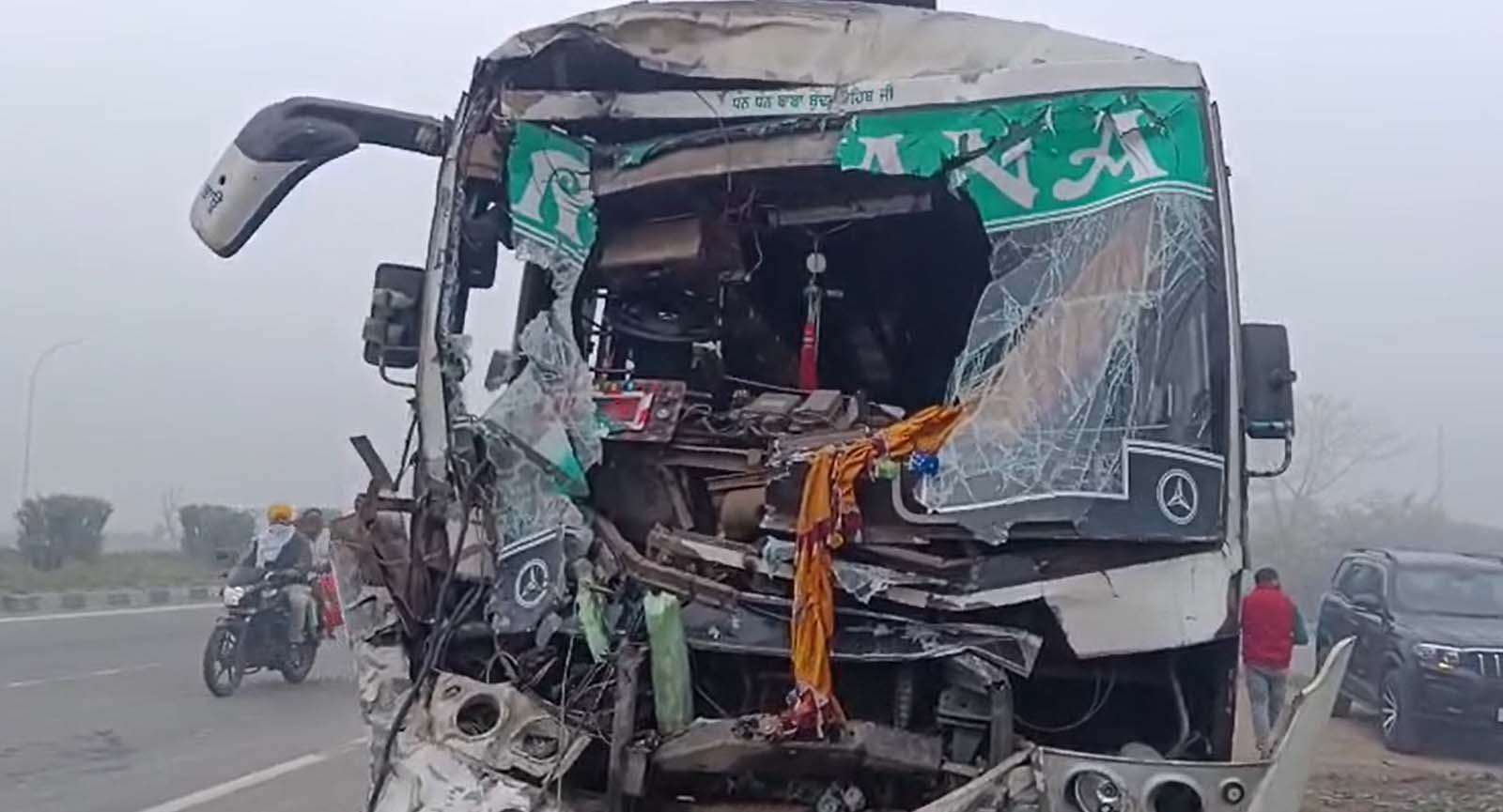 ਅੰਮ੍ਰਿਤਸਰ: ਪੈਟਰੋਲ ਪੰਪ ਤੋਂ ਨਿਕਲਦੇ ਟਰੱਕ ਨਾਲ ਟਕਰਾਈ ਸਵਾਰੀਆਂ ਨਾਲ ਭਰੀ ਬੱਸ, ਪੈ ਗਿਆ ਚੀਕ-ਚਿਹਾੜਾ