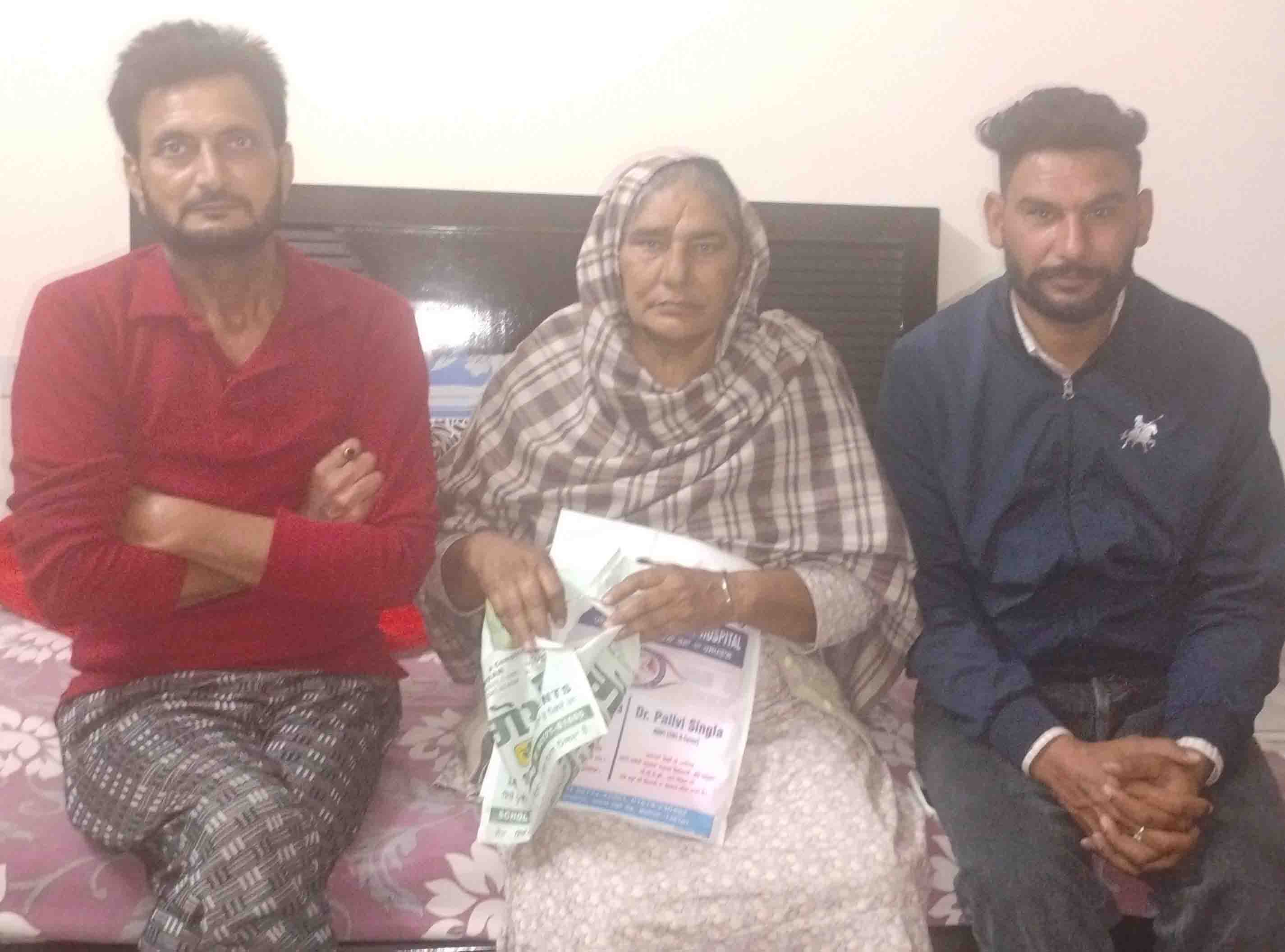 ਬੱਸ ਸਟੈਂਡ ''ਤੇ ਮਹਿਲਾ ਨਾਲ ਠੱਗੀ, ਸੋਨੇ ਦੀਆਂ ਵਾਲੀਆਂ ਤੇ ਨਕਦੀ ਦੇ ਨਾਲ-ਨਾਲ ਆਧਾਰ ਕਾਰਡ ਵੀ ਲੈ ਗਏ ਚੋਰ