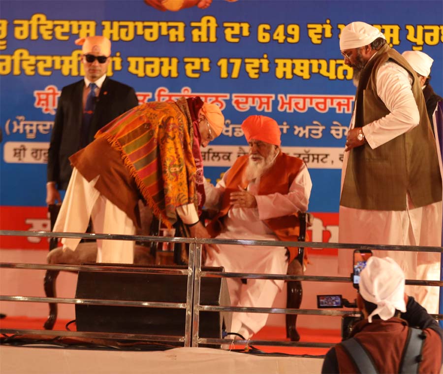 PM ਨਰਿੰਦਰ ਮੋਦੀ ਕਰੀਬ 1 ਘੰਟੇ ਤੱਕ ਡੇਰਾ ਸੱਚਖੰਡ ਬੱਲਾਂ ’ਚ ਰੁਕੇ, 30 ਮਿੰਟ ਤੱਕ ਕੀਤਾ ਸੰਬੋਧਨ