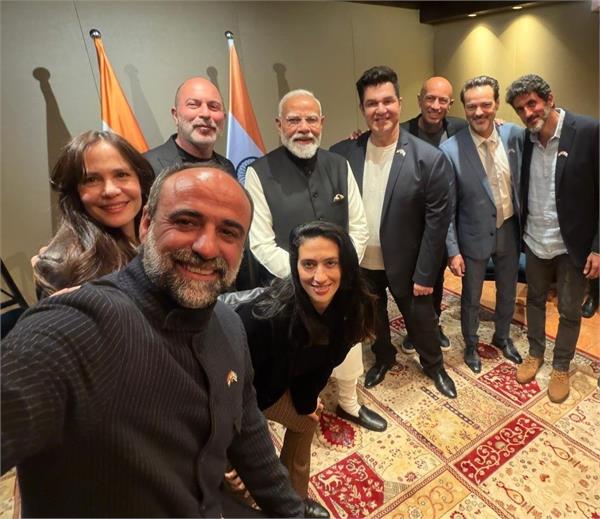 modi shares selfie with  fauda  cast