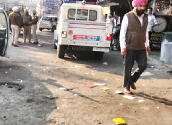 ਰੇਲਵੇ ਰੋਡ ਦੀਆਂ ਸਰਵਿਸ ਲਾਈਨਾਂ ’ਤੇ ਚੈਕਿੰਗ, ਗਲਤ ਪਾਰਕਿੰਗ ਵਾਲਿਆਂ ਨੂੰ ਪਈਆਂ ਭਾਜੜਾਂ