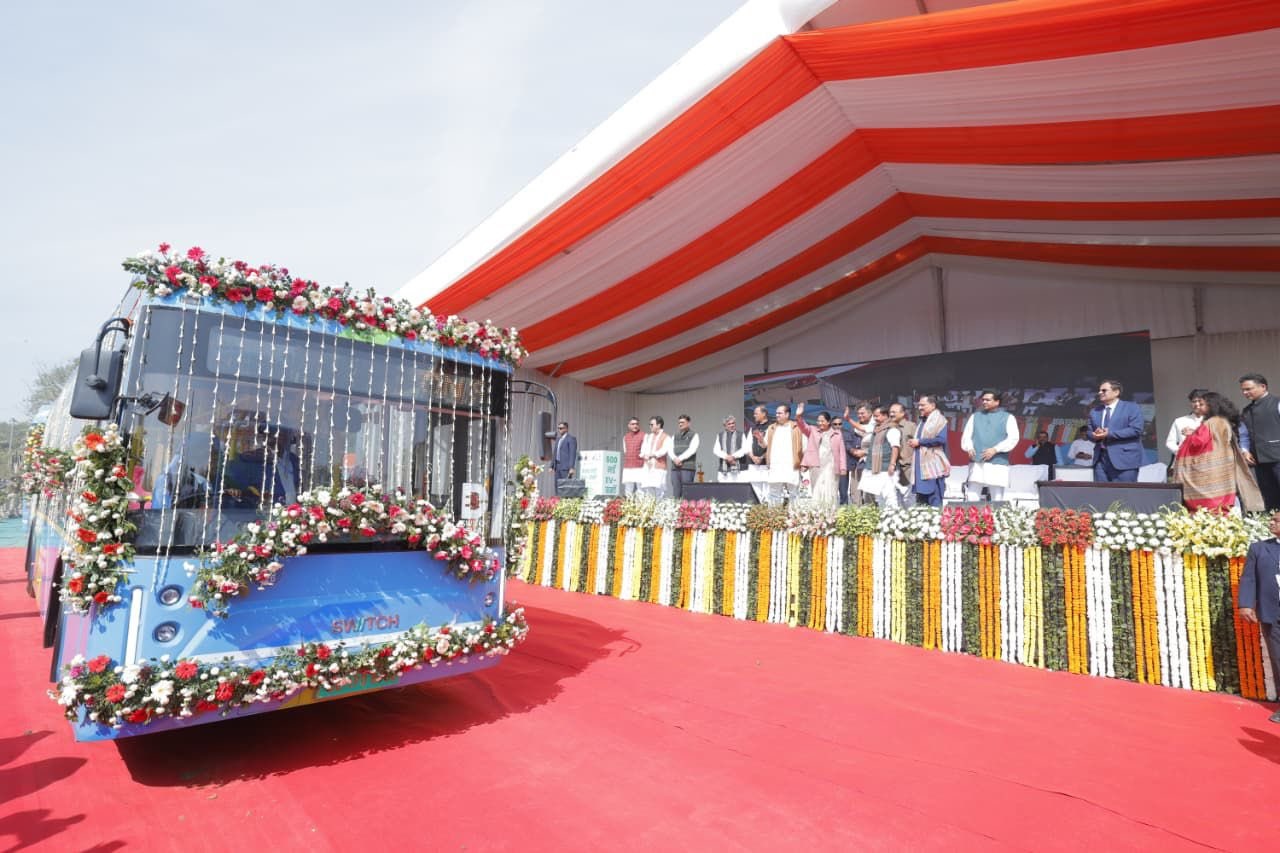 ਦਿੱਲੀ ਵਾਸੀਆਂ ਲਈ ਵੱਡੀ ਸੌਗ਼ਾਤ ! CM ਰੇਖਾ ਗੁਪਤਾ ਨੇ 500 ਇਲੈਕਟ੍ਰਿਕ ਬੱਸਾਂ ਨੂੰ ਦਿਖਾਈ ਹਰੀ ਝੰਡੀ
