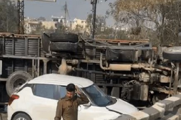 ਭਿਆਨਕ ਹਾਦਸਾ: ਬੇਕਾਬੂ ਹੋ ਕੇ ਪਲਟਿਆ ਟਰੱਕ, 2 ਮੋਟਰਸਾਈਕਲ ਲਪੇਟ ''ਚ ਆਉਣ ਕਾਰਨ 4 ਦੀ ਮੌਤ