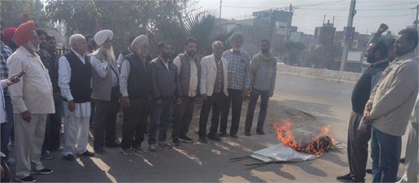 electricity workers  bhagwant mann  s effigy
