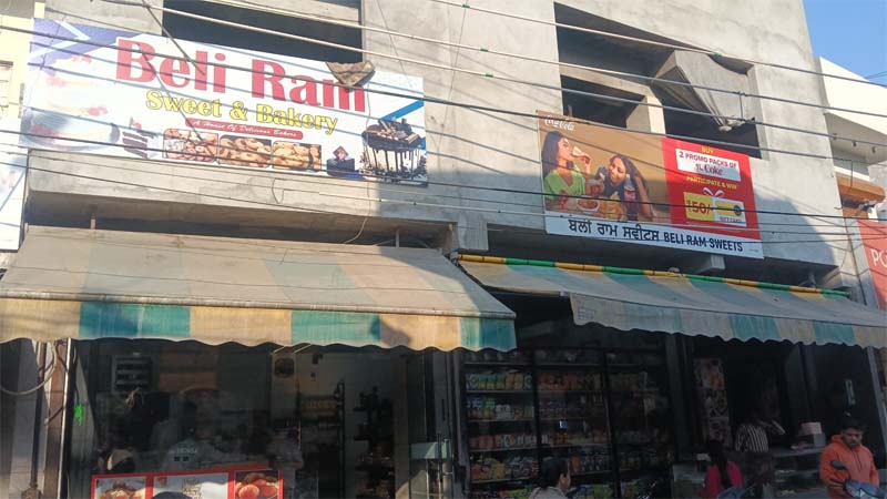 ਚੋਰਾਂ ਨੇ ਮਠਿਆਈ ਦੀ ਦੁਕਾਨ ''ਚੋਂ ਚਾਕਲੇਟ ਤੇ ਦੇਸੀ ਘਿਓ ਦੇ ਡੱਬੇ ਕੀਤੇ ਚੋਰੀ, ਘਟਨਾ ਹੋਈ ਕੈਮਰੇ ਵਿਚ ਕੈਦ