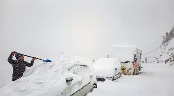 snowfall in the higher reaches of kashmir