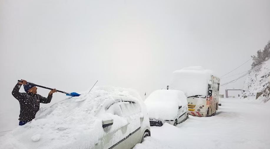 ਕਸ਼ਮੀਰ ਦੇ ਉੱਚੇ ਇਲਾਕਿਆਂ ''ਚ ਬਰਫ਼ਬਾਰੀ, ਅਗਲੇ 24 ਘੰਟਿਆਂ ''ਚ ਮੀਂਹ ਪੈਣ ਦੀ ਸੰਭਾਵਨਾ