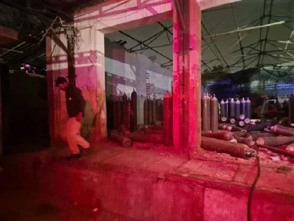 factory  oxygen cylinder  explosion  people  death