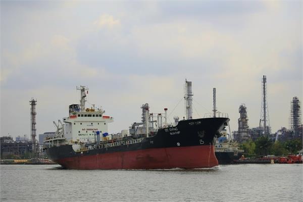 iran seizes foreign oil tankers persian gulf fuel smuggling crew custody