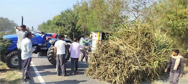 sugarcane trolley overturns in the middle of the national highway