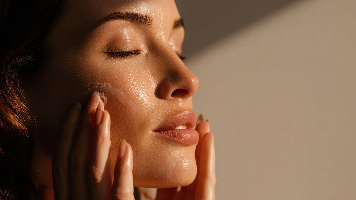 ਬਦਲਦੇ ਮੌਸਮ ''ਚ ਵੀ ਬਰਕਰਾਰ ਰਹੇਗੀ ਚਿਹਰੇ ਦੀ ਚਮਕ! ਬਸ ਅਪਣਾਓ ਇਹ ਸੌਖੇ ਟਿਪਸ