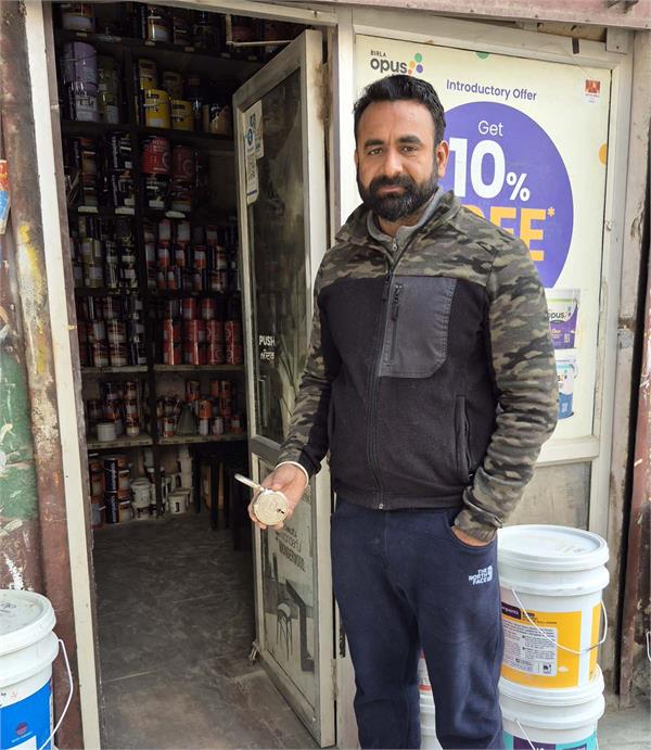 theft in paint store in bholath