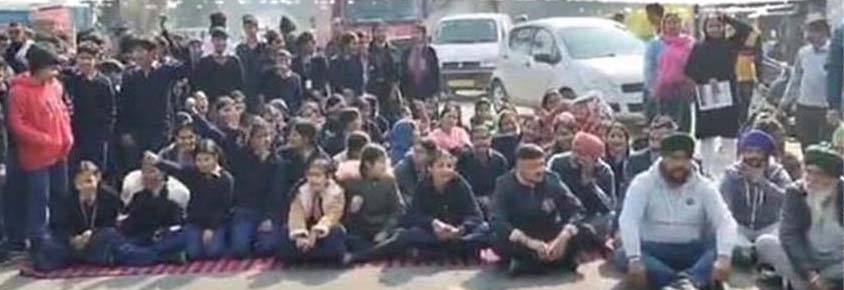 ਪੰਜਾਬ ਸਰਕਾਰ ਦਾ ਵਿਰੋਧ! ਲੋਕਾਂ ਨੇ ਰੋਕ ''ਤੀ ਸੜਕੀ ਆਵਾਜਾਈ, ਲੱਗ ਗਿਆ ਲੰਬਾ ਜਾਮ