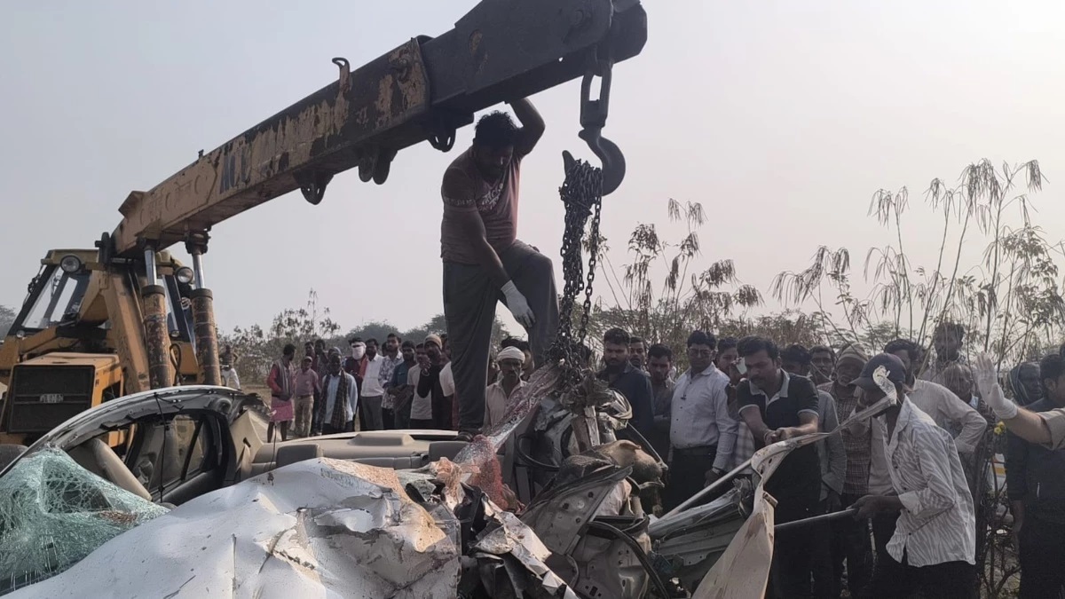 ਹਾਈਵੇਅ ''ਤੇ ਖ਼ੌਫ਼ਨਾਕ ਹਾਦਸਾ: ਟਰੱਕ ਨਾਲ ਟਕਰਾਈ ਤੇਜ਼ ਰਫ਼ਤਾਰ ਕਾਰ, 3 CRPF ਜਵਾਨਾਂ ਸਣੇ 4 ਦੀ ਮੌਤ