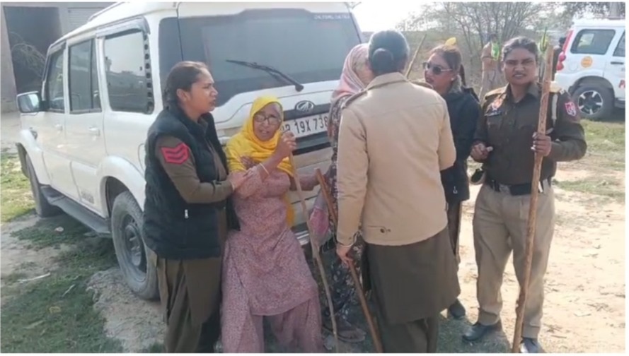 ਪੰਜਾਬ ਪੁਲਸ ਵੱਲੋਂ ਕਿਸਾਨਾਂ ''ਤੇ ਲਾਠੀਚਾਰਜ, ਬਜ਼ੁਰਗਾਂ ਤੇ ਮਹਿਲਾਵਾਂ ''ਤੇ ਵੀ ਵਰ੍ਹਾਈਆਂ ਡਾਂਗਾਂ