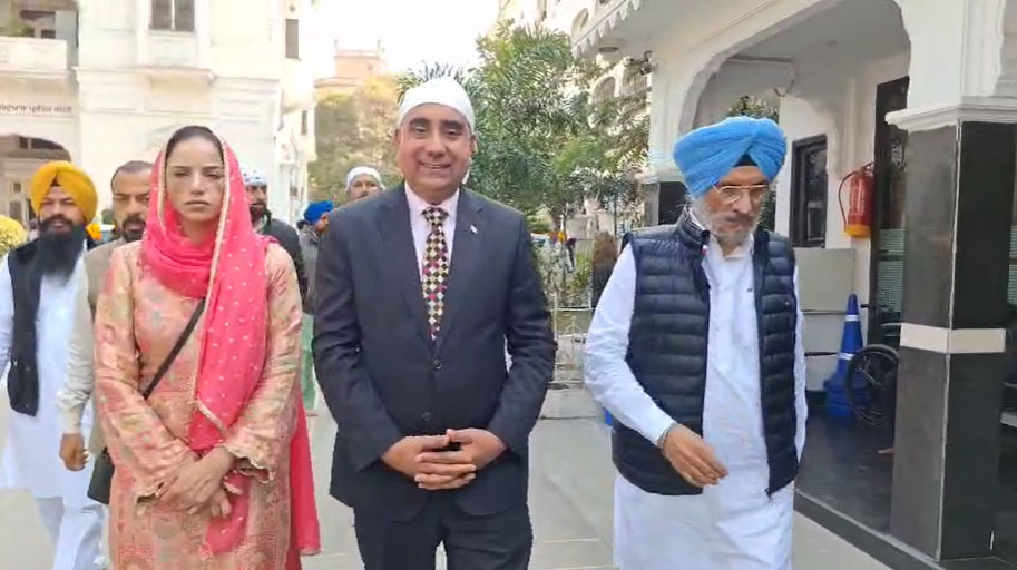 ਕੈਨੇਡਾ ਦੇ MP ਅਮਰਜੀਤ ਗਿੱਲ ਸੱਚਖੰਡ ਸ੍ਰੀ ਹਰਿਮੰਦਰ ਸਾਹਿਬ ਵਿਖੇ ਹੋਏ ਨਤਮਸਤਕ