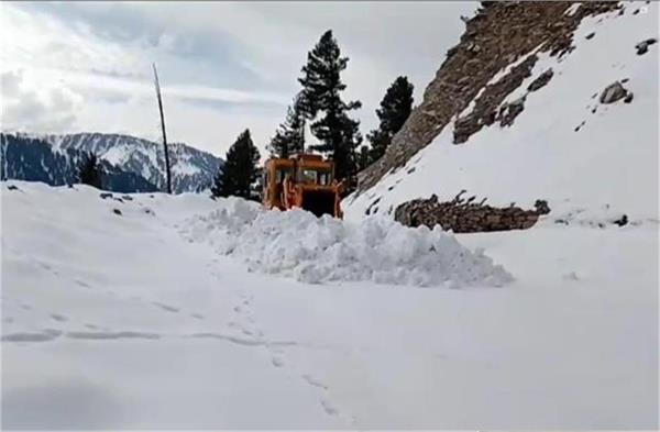 mughal road covered with 10 12 feet snow blanket