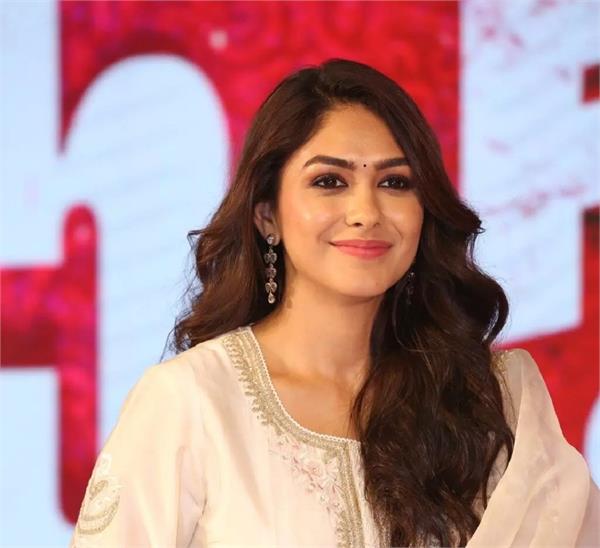 mrinal thakur described love as a beautiful feeling