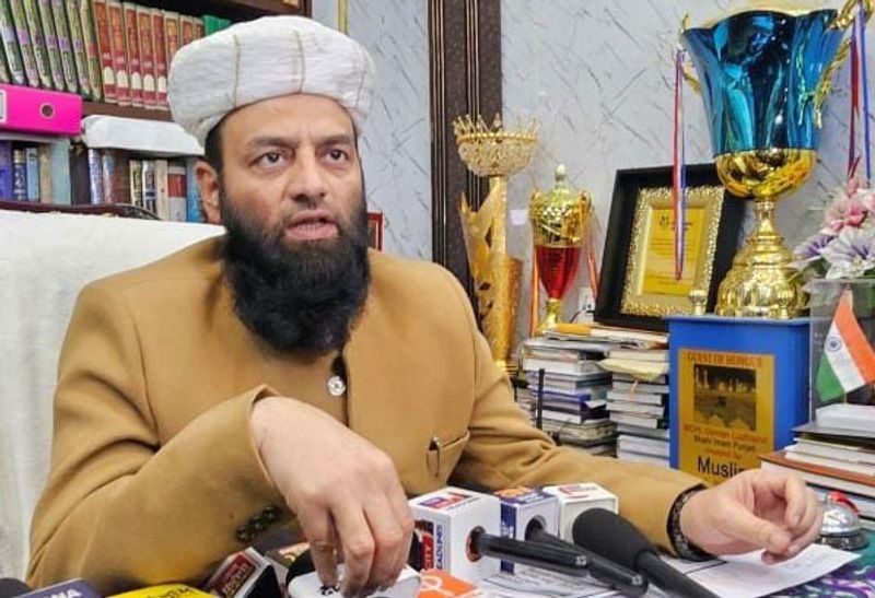 ਪੰਜਾਬ ਸ਼ਾਹੀ ਇਮਾਮ ''ਤੇ ਹਮਲਾ! ਮਾਰਿਆ ਥੱਪੜ ਅਤੇ ਵਰ੍ਹਾਈਆਂ ਇੱਟਾਂ (ਵੀਡੀਓ)