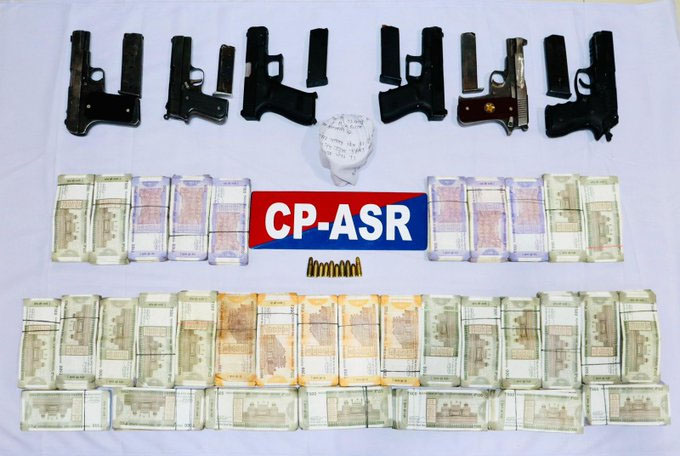 ਅੰਮ੍ਰਿਤਸਰ: ਹਥਿਆਰਾਂ ਦੇ ਜ਼ਖੀਰੇ ਤੇ ਲੱਖਾਂ ਰੁਪਏ ਦੀ ਡਰੱਗ ਮਨੀ ਸਮੇਤ 5 ਮੁਲਜ਼ਮ ਗ੍ਰਿਫ਼ਤਾਰ