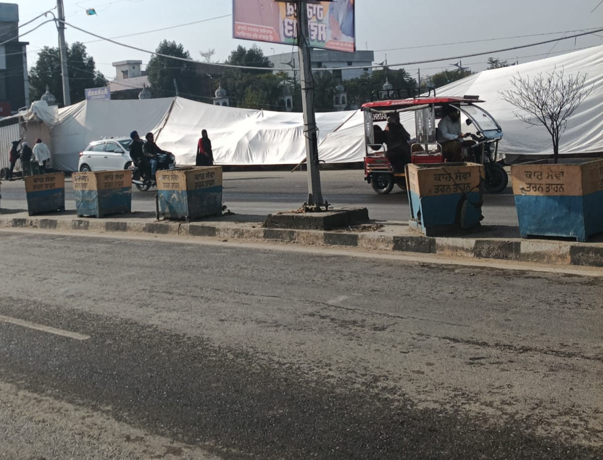 ਰਾਜਪਾਲ ਦੀ ਫੇਰੀ ਦੌਰਾਨ ਟ੍ਰੈਫਿਕ ਪੁਲਸ ਦੀ ਨਾਲਾਇਕੀ, ਨਾਜਾਇਜ਼ ਕਬਜ਼ਿਆਂ ਨੂੰ ਚਿੱਟੀ ਚਾਦਰ ਨਾਲ ਢੱਕਿਆ