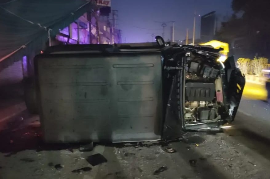 ਮੋਟਰਸਾਈਕਲ ਨੂੰ ਟੱਕਰ ਮਾਰ ਪਲਟ ਗਈ ਥਾਰ! ਨੌਜਵਾਨ ਦੀ ਟੁੱਟੀ ਲੱਤ