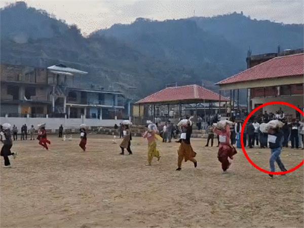 25 kg sack woman running falls