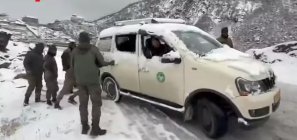 ਸਿੱਕਮ ''ਚ ਭਾਰੀ ਬਰਫ਼ਬਾਰੀ ਦੌਰਾਨ ਫਸੇ 46 ਸੈਲਾਨੀ, ਭਾਰਤੀ ਫੌਜ ਨੇ ਬਚਾਈ ਜਾਨ