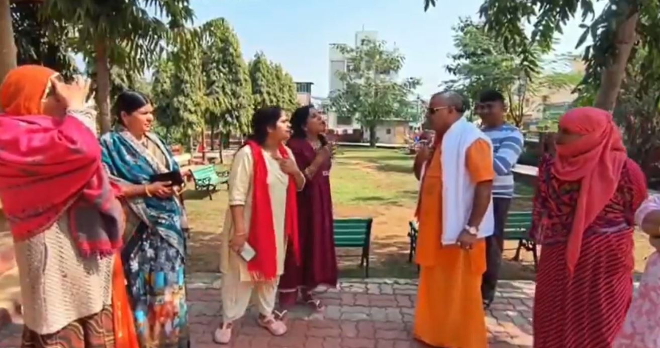 ਪਾਰਕ ''ਚ ਪ੍ਰੇਮੀ ਜੋੜਿਆਂ ਨੂੰ ਬੈਠਣ ਤੋਂ ਰੋਕਣ ਲਈ ਵੱਢ ਦਿੱਤੇ ਸਾਲਾਂ ਪੁਰਾਣੇ ਰੁੱਖ, ਵਾਤਾਵਰਣ ਪ੍ਰੇਮੀਆਂ ਨੇ ਕੀਤਾ ਵਿਰੋਧ