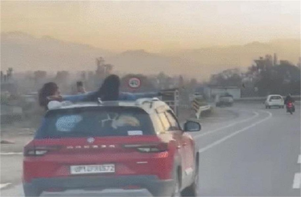 ਹਿਮਾਚਲ ਆਈਆਂ ਕੁੜੀਆਂ ਦੀ ਸਟੰਟਬਾਜ਼ੀ! ਚੱਲਦੀ ਕਾਰ ਦੇ Sunroof ਤੋਂ ਕਰ ''ਤਾ ਕੁਝ ਅਜਿਹਾ ਕਿ....