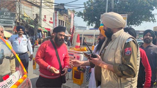 huge scuffle between police and auto drivers outside jalandhar civil hospital