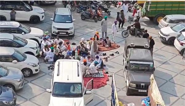 farmers stage protest against japnoor travels agent in jalandhar