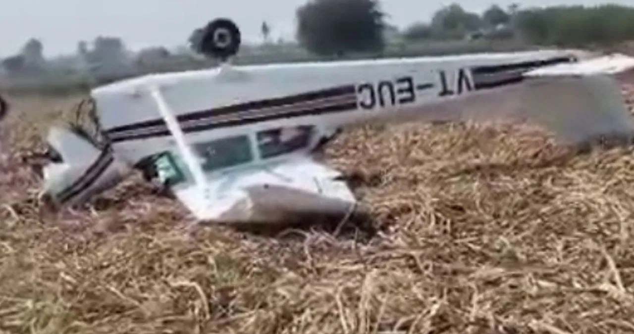 ਵੱਡੀ ਖ਼ਬਰ ; ਉੱਡਦੇ-ਉੱਡਦੇ ਵਿਗੜ ਗਿਆ Balance ! ਖੇਤਾਂ 'ਚ ਆ ਡਿੱਗਾ ਜਹਾਜ਼