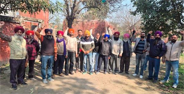 electricity employees staged a protest against punjab government