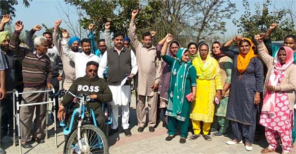 mgnrega workers protest over non payment of salary