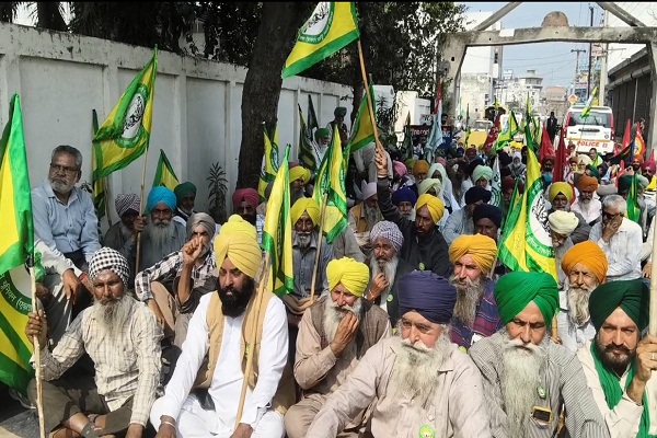 ਖੰਨਾ ''ਚ ਮੰਤਰੀ ਤਰੁਣਪ੍ਰੀਤ ਸੌਂਦ ਦੇ ਦਫ਼ਤਰ ਬਾਹਰ ਕਿਸਾਨਾਂ ਦਾ ਧਰਨਾ
